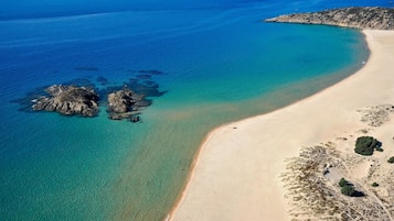 Una spiaggia nelle vicinanze, sabbia bianca