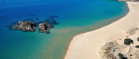 Playa en los alrededores y playa de arena blanca 