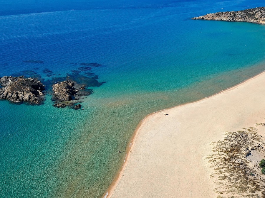 Una playa cerca, arena blanca, traslado desde/hacia la playa gratis