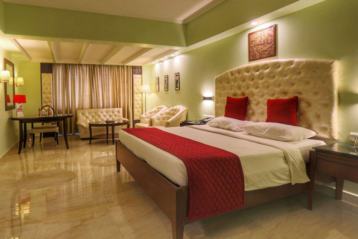 Deluxe Room, 1 King Bed, Non Smoking | In-room safe, desk, rollaway beds (surcharge), WiFi (free)