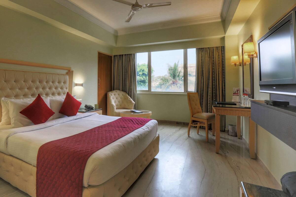 Executive Room, 1 King Bed, Non Smoking | In-room safe, desk, rollaway beds (surcharge), WiFi (free)