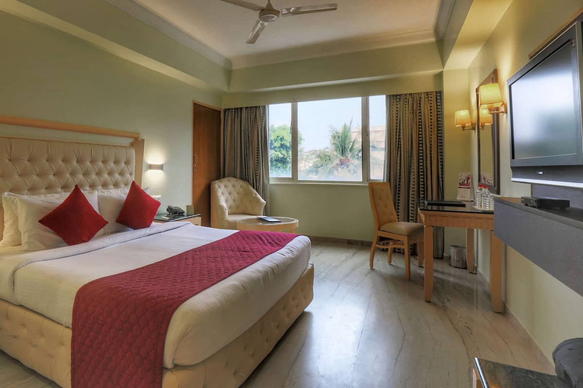 Executive Room, 1 King Bed, Non Smoking | In-room safe, desk, rollaway beds, free WiFi
