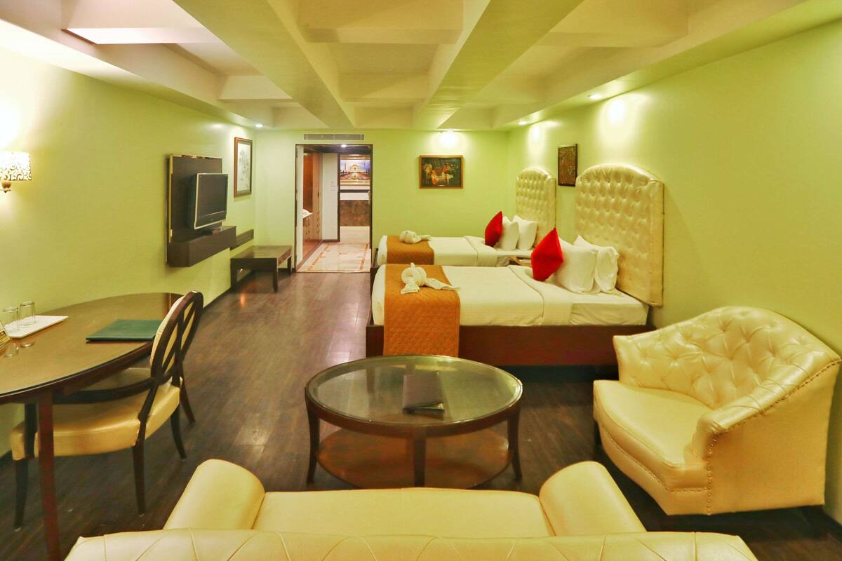 Deluxe Room, 2 Twin Beds, Non Smoking | In-room safe, desk, rollaway beds (surcharge), WiFi (free)