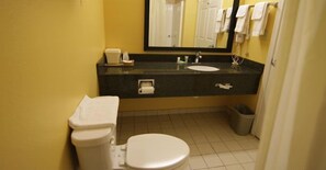 Ein kleines Badezimmer mit Toilette, Waschbecken und Spiegel.