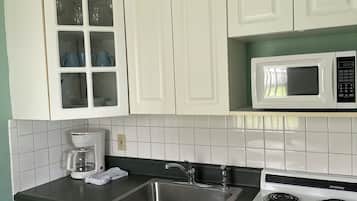 Suite, 1 cama de matrimonio con sofá cama | Cocina privada | Frigorífico, microondas, placa de cocina y cafetera o tetera