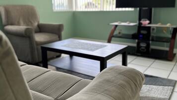 套房, 1 张大床和 1 张沙发床 | 起居区 | 平板电视