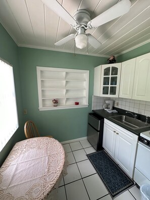 Suite, 1 Queen Bed with Sofa bed | Private kitchen