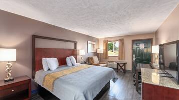 Escritorio, tabla de planchar con plancha, wifi gratis y ropa de cama