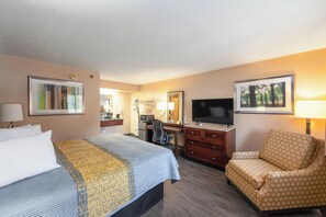 Desk, iron/ironing board, free WiFi, bed sheets - Colonial Inn (Camden)