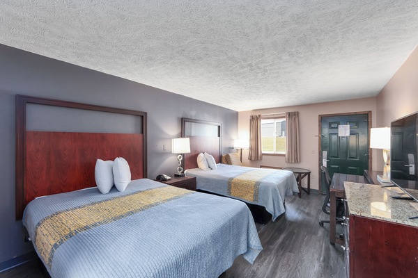 Premium bedding, desk, iron/ironing board, free WiFi