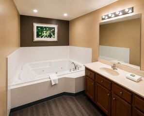 Jacuzzi Room, 1 King Bed | Bathroom - Colonial Inn (Camden)