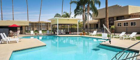 季节性开放的室外游泳池