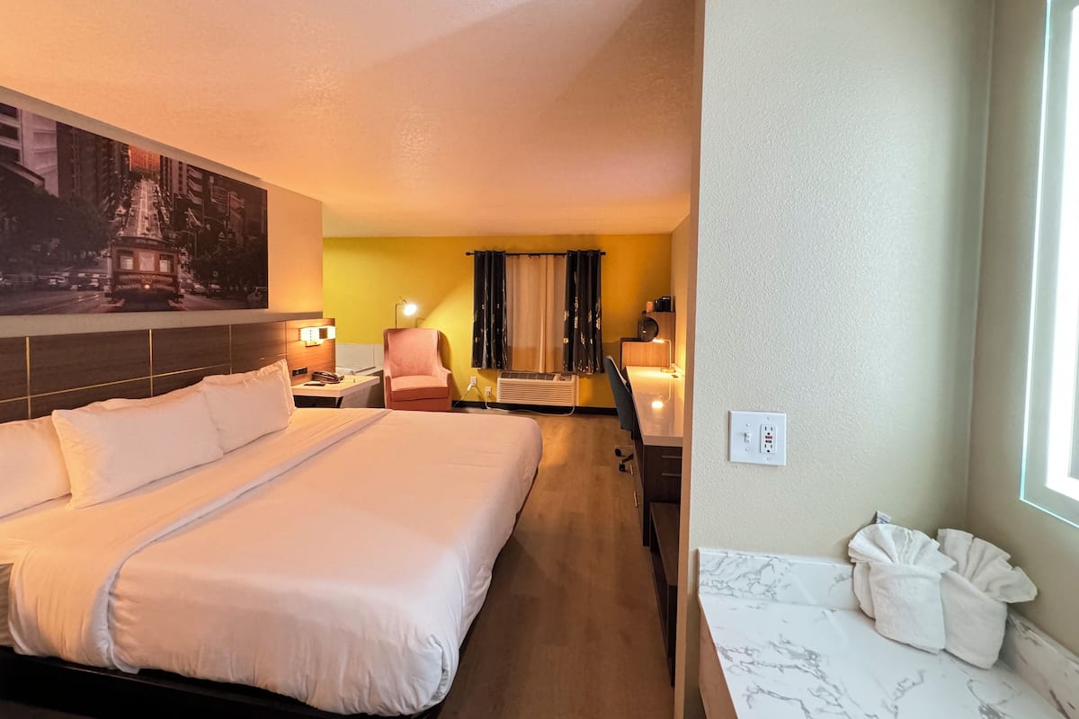 Standard Room, 1 King Bed, Non Smoking | Desk, iron/ironing board, free WiFi, bed sheets