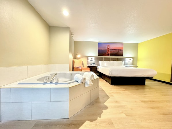 Business Suite, 1 King Bed, Non Smoking, Jetted Tub | Private spa tub