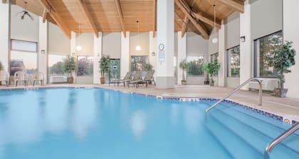 Days Inn & Suites by Wyndham Brinkley
