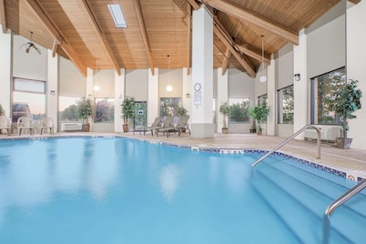 Days Inn & Suites by Wyndham Brinkley