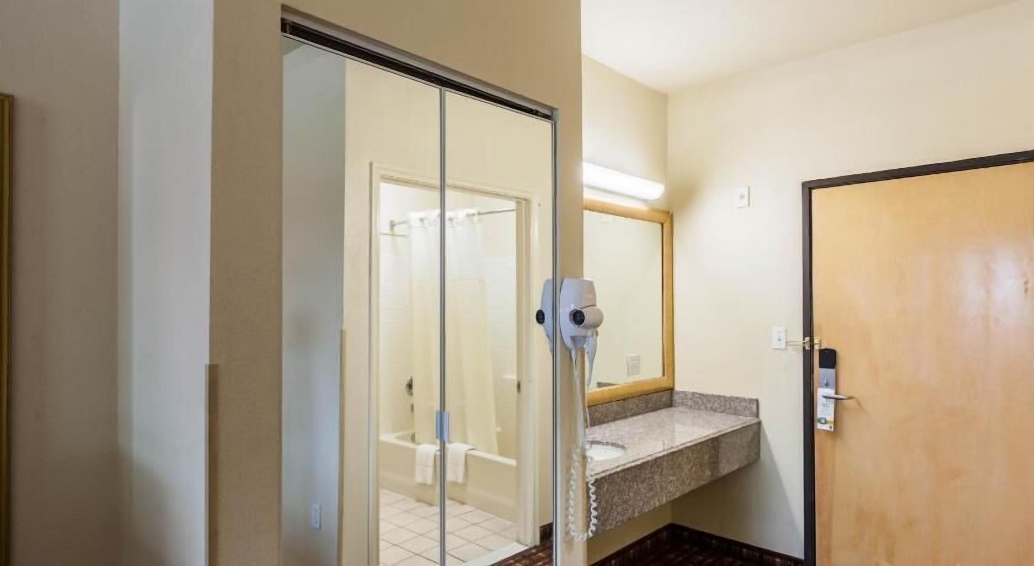 Baño | Tina con regadera, tina profunda, secadora de cabello, toallas 