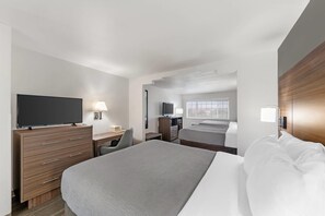 Escritorio, espacio para trabajar con un portátil, cortinas opacas