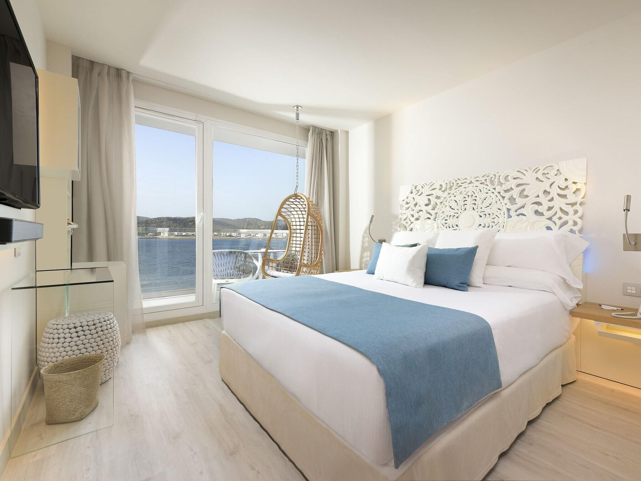 Een minibar, een kluis op de kamer, gratis wifi, beddengoed