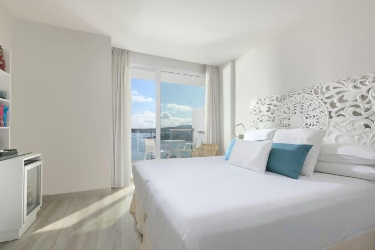 Minibar, in-room safe, free WiFi, bed sheets