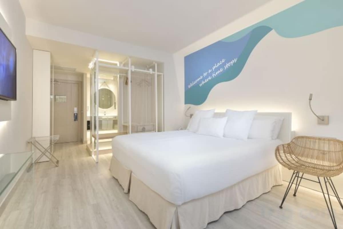 Minibar, in-room safe, WiFi (free), bed sheets