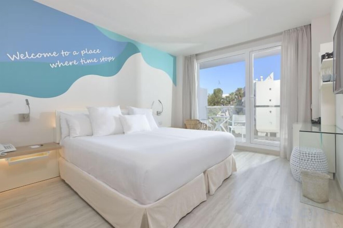 Minibar, in-room safe, free WiFi, bed sheets