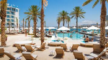 2 piscinas externas, espreguiçadeiras