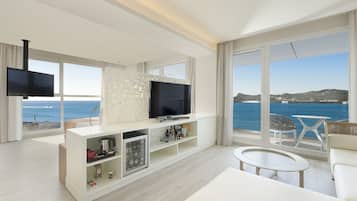 Minibar, caja de seguridad en la habitación, wifi gratis y ropa de cama