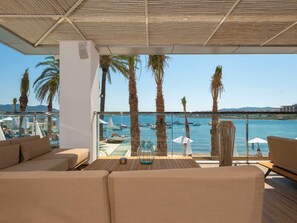 2 bars/lounges, poolside bar, beach bar