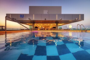 2 piscine all'aperto, lettini
