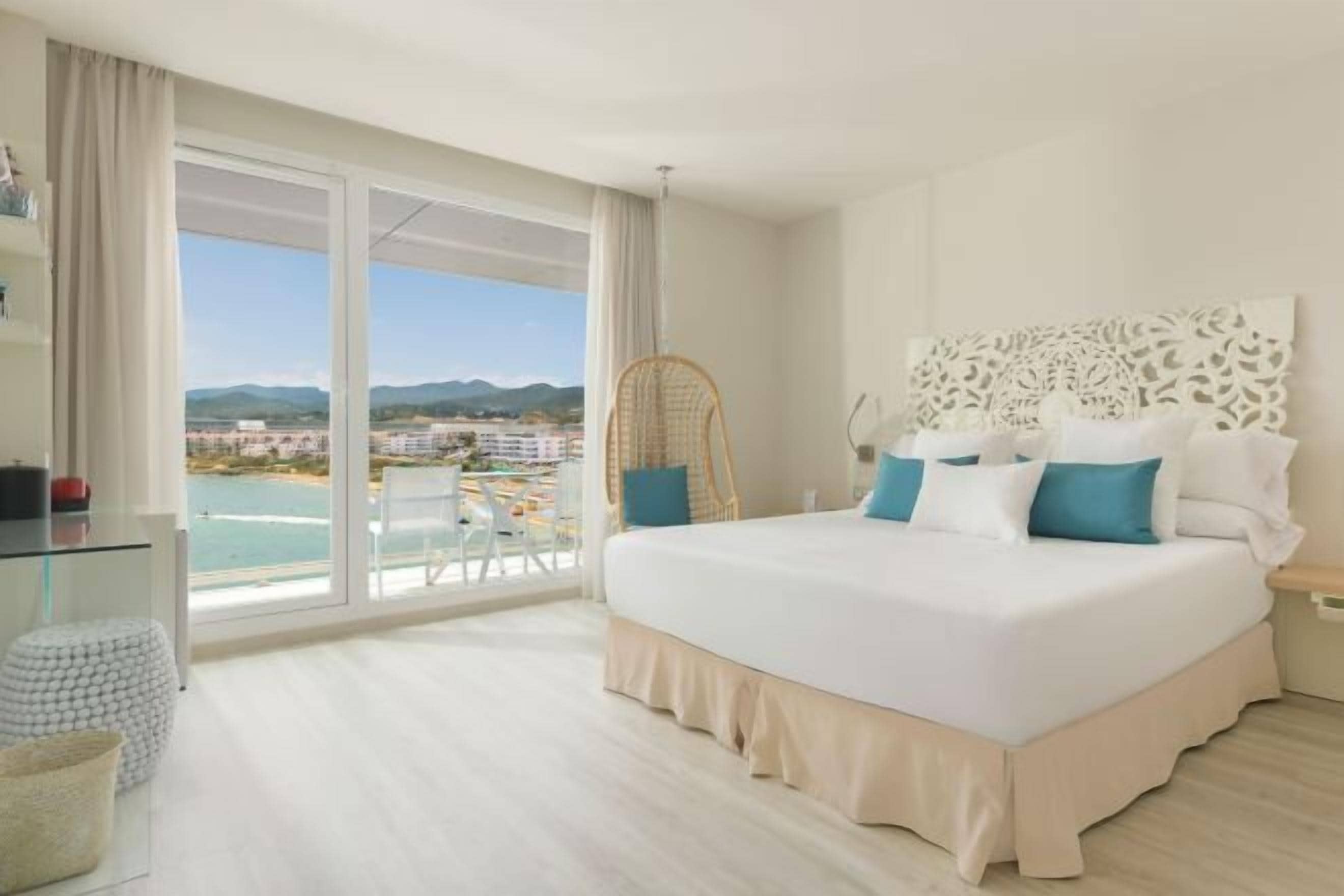 Minibar, in-room safe, WiFi (free), bed sheets