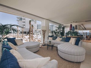 2 bars/lounges, poolside bar, beach bar