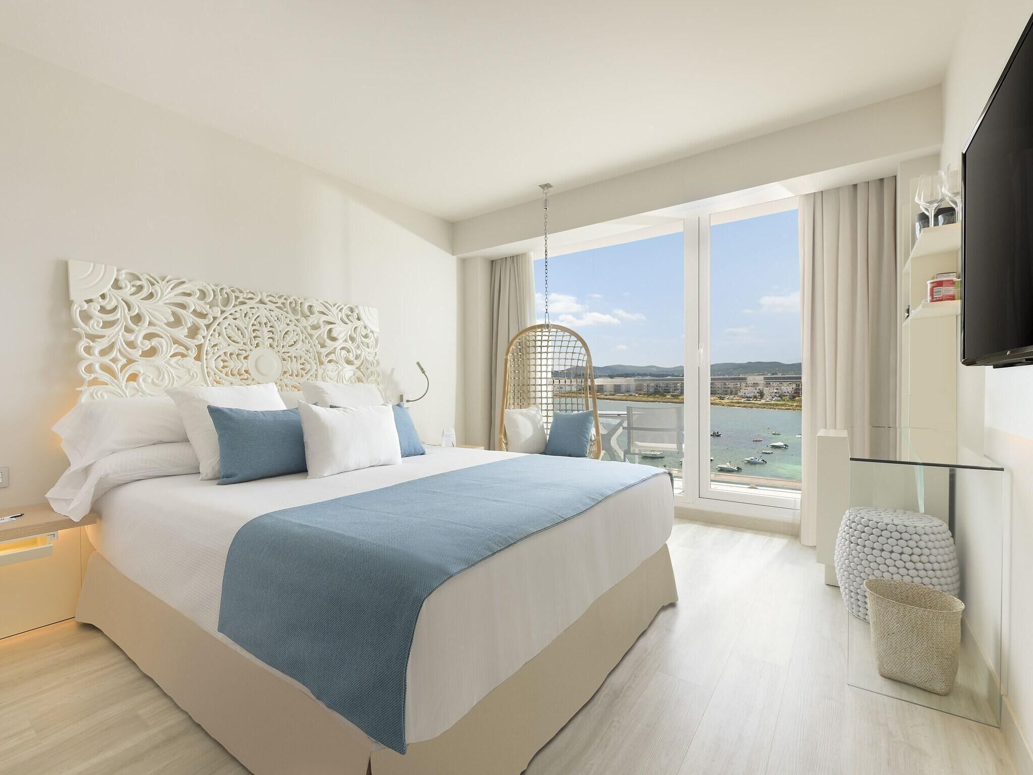 Een minibar, een kluis op de kamer, gratis wifi, beddengoed