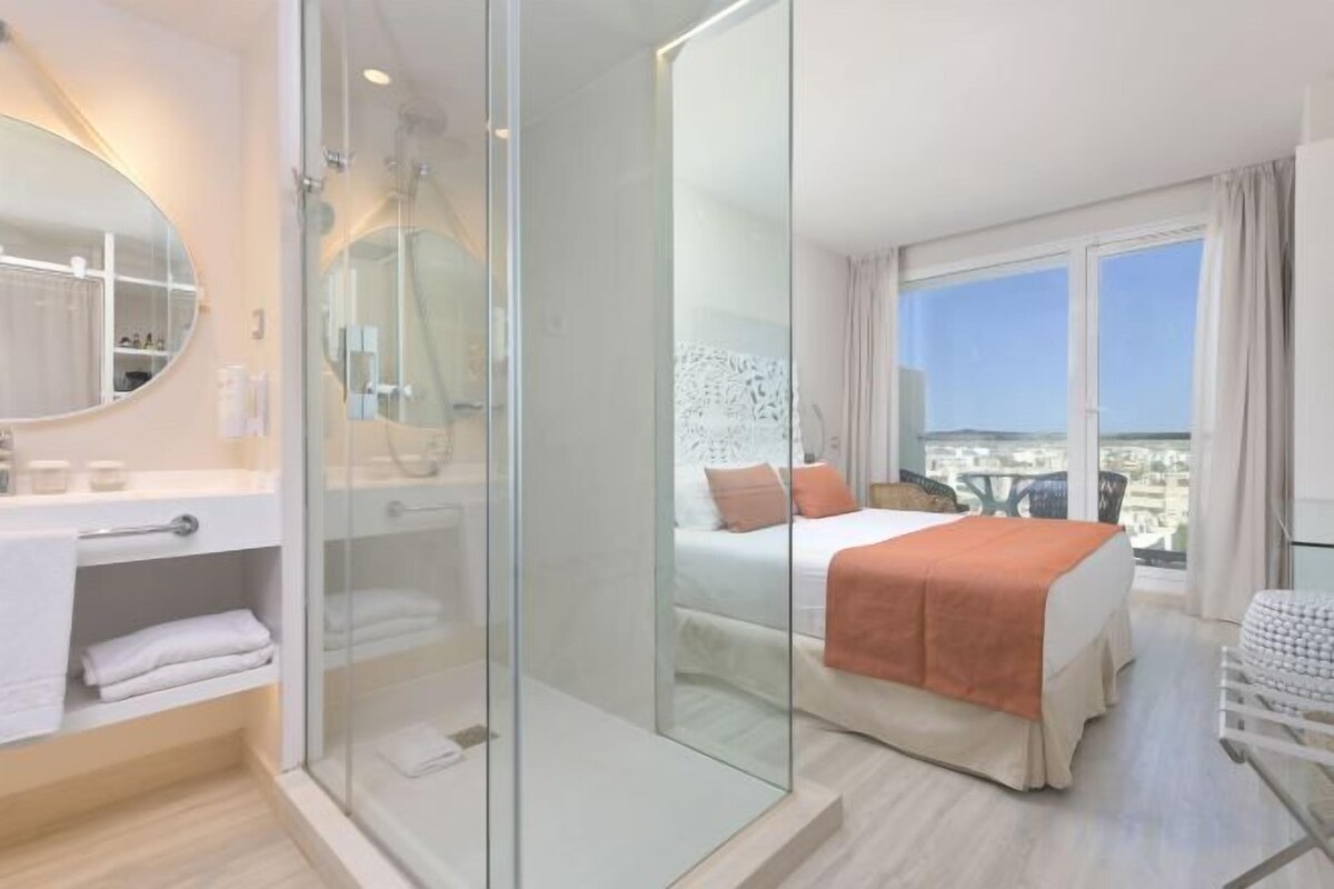 Minibar, in-room safe, free WiFi, bed sheets