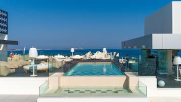 2 piscinas externas, espreguiçadeiras