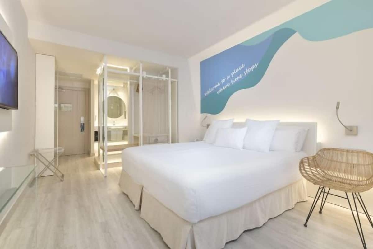 Frigobar, cofres nos quartos, Wi-Fi de cortesia, roupa de cama