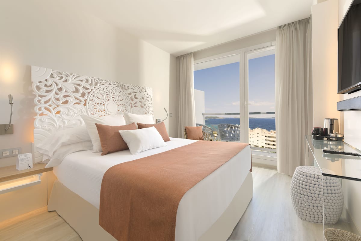 Frigobar, cofres nos quartos, Wi-Fi de cortesia, roupa de cama