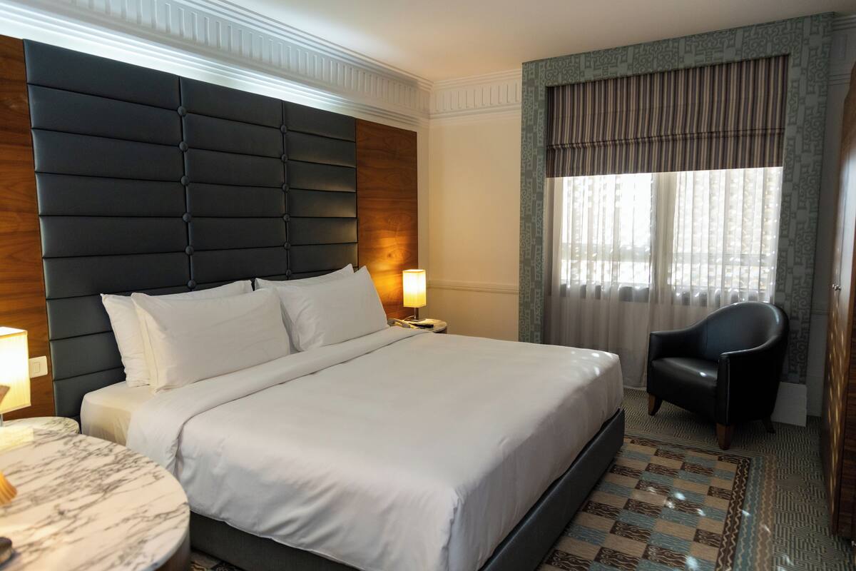 Executive Suite (Lounge Access) | Hypo-allergenic bedding, down duvets, pillow-top beds, minibar