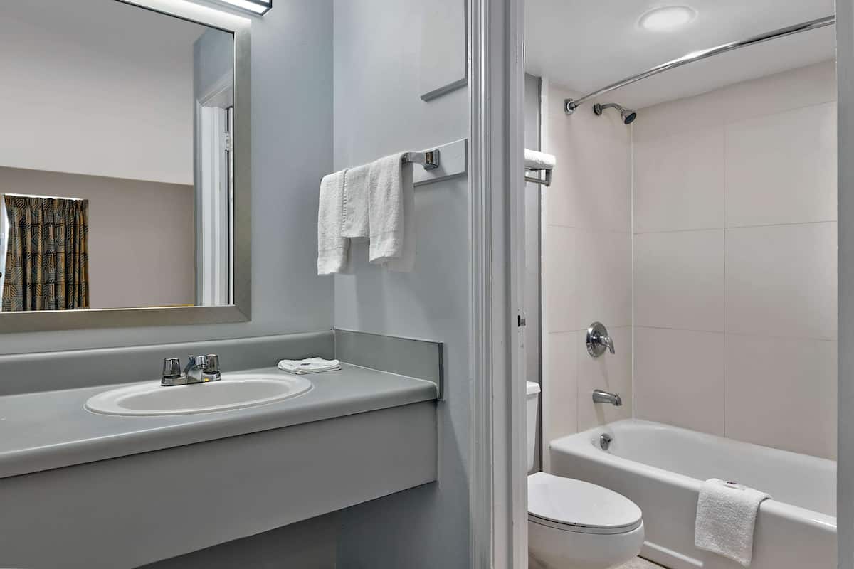 Combined shower/tub, towels