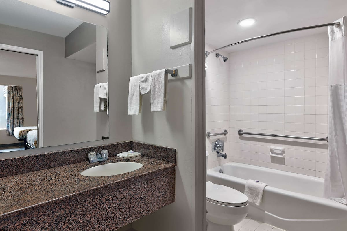 Combined shower/tub, towels