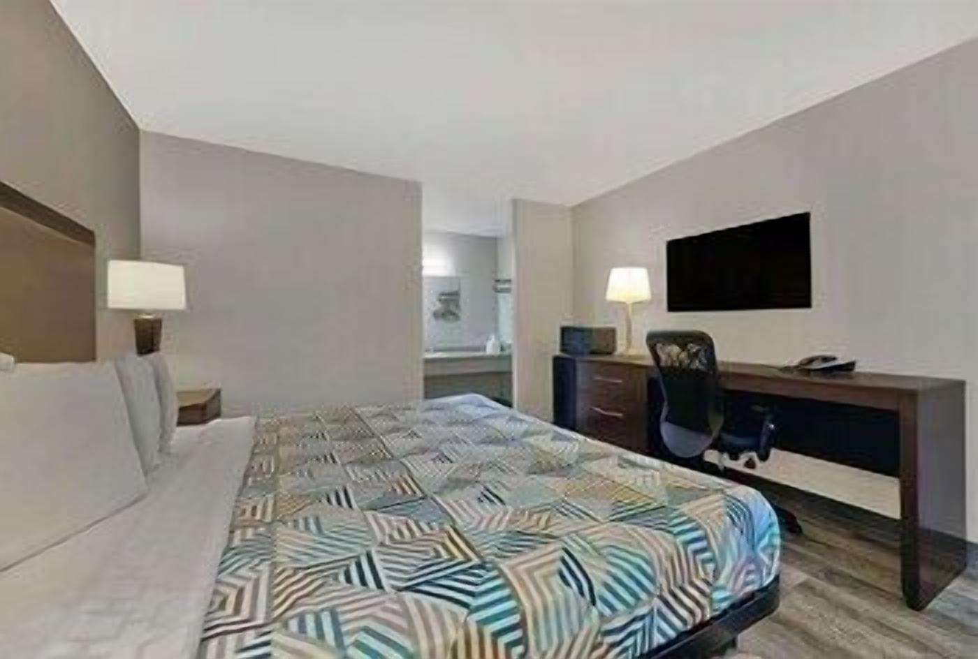 Escritorio, wifi gratis y ropa de cama 