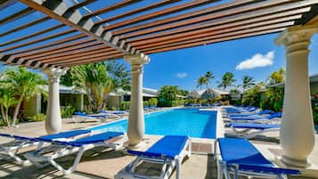 2 outdoor pools
