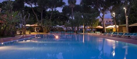 실내 수영장, 야외 수영장, 일광욕 의자