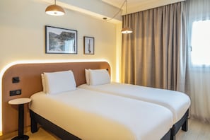 Standardzimmer, 2 Einzelbetten | Betten mit Memory-Foam-Matratzen, individuell dekoriert