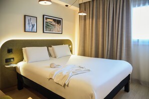 Zimmer, 1 Doppelbett, barrierefrei | Betten mit Memory-Foam-Matratzen, individuell dekoriert