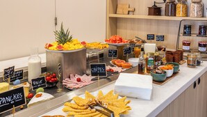 Un bufé de desayuno con diversos alimentos y salsas.
