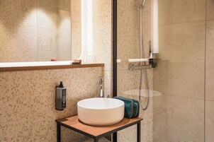 Çevre dostu banyo/kozmetik ürünleri, saç kurutma makinesi, havlu 