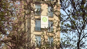 A multi-story building with a sign for Campanile Hotel. - Campanile PRIME - Paris 15 Tour Eiffel (Paris)