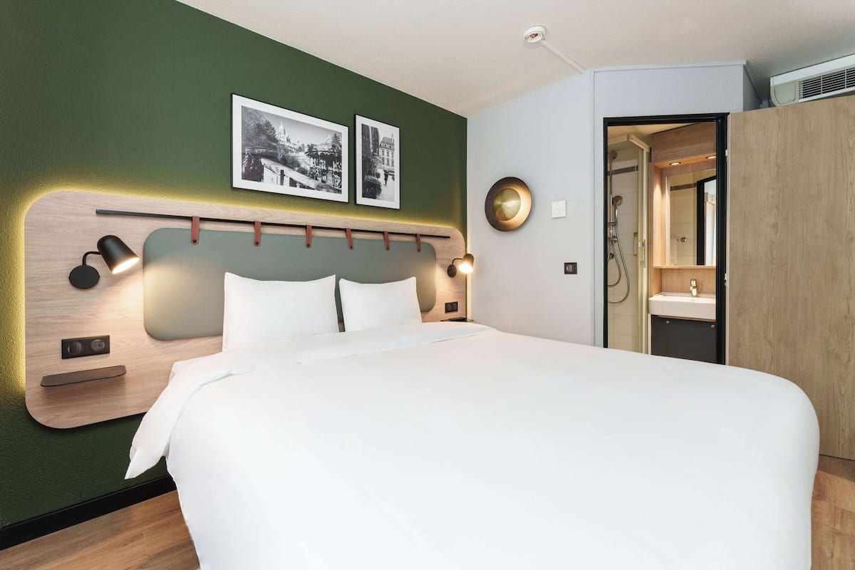 高档床上用品、办公桌、遮光窗帘、熨斗/熨板