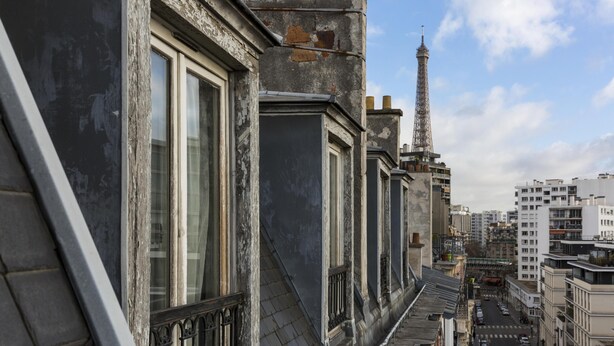 A row of buildings with a prominent tower in the background, likely a landmark. - Campanile PRIME - Paris 15 Tour Eiffel (Paris)